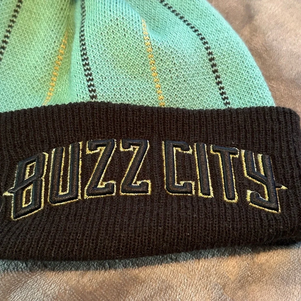 NWT New Era NBA Charlotte Hornets BUZZ CITY Pom Beanie